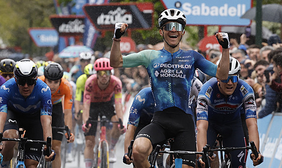 Paul Lapeira se raduje z triumfu v druhé etap závodu Kolem Baskicka.