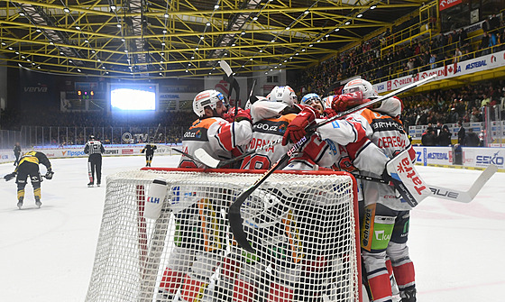 Pardubi�tí hokejisté slaví postup do finále extraligy.