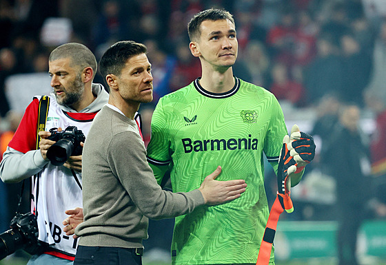 Trenér Leverkusenu Xavi Alonso a branká Matj Ková po výhe v semifinále...