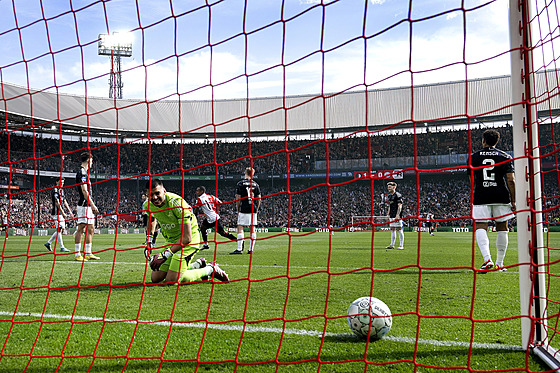 Fotbalisté Ajaxu inkasují dalí gól v derby s Feyenoordem.