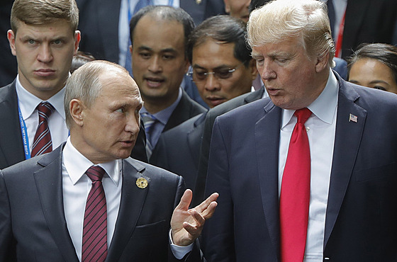 Vladimir Putin a Donald Trump na summitu ve Vietnamu (listopad 2017)