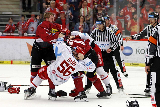 Spar�an Filip Chlapík srá�í na led t�ineckého Marka Da�a. Vedle se rvou obránci...