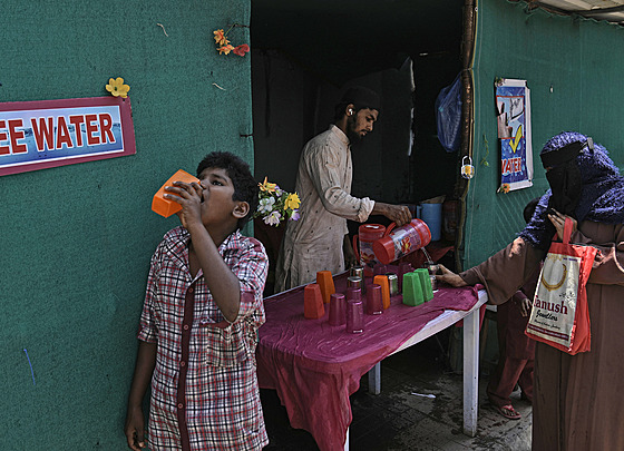 Indický chlapec ízniv pije vodu. Podle meteorologické sluby Evropské unie...