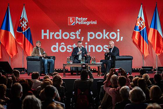 eský expremiér Andrej Babi (vlevo) ve slovenských prezidentských volbách...