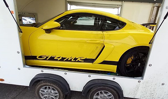 V pívsu na pepravu vozidel policisté objevili Porsche 718 Cayman GT4.