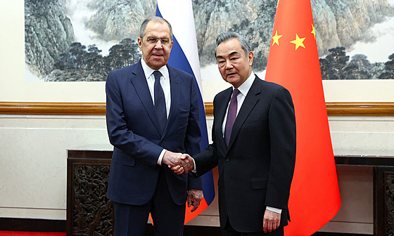 Ruský ministr zahranií Sergej Lavrov a ínský ministr zahranií Wang I se...