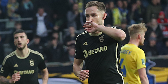 Spar�anský úto�ník Jan Kuchta slaví gól v semifinále poháru v Opav�. U� druhý,...