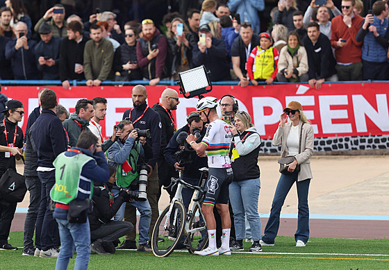 Mathieu van der Poel se raduje z triumfu Paí-Roubaix.