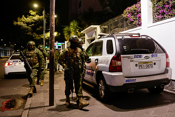 Ekvádortí vojáci vtrhli na pdu mexické ambasády, aby zadreli  bývalého...