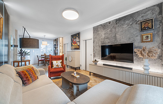 Dominantou prostoru je luxusní kamenná dýha na stn s televizí.