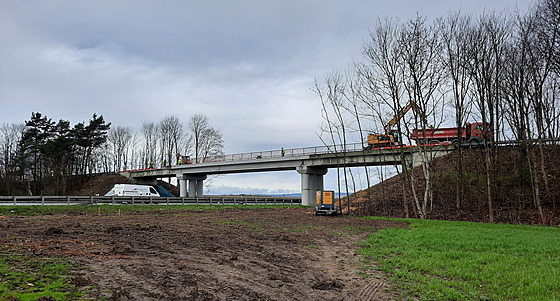 Dálnici D35 uzave u Kelova na jeden a pl dne demolice starého mostu.