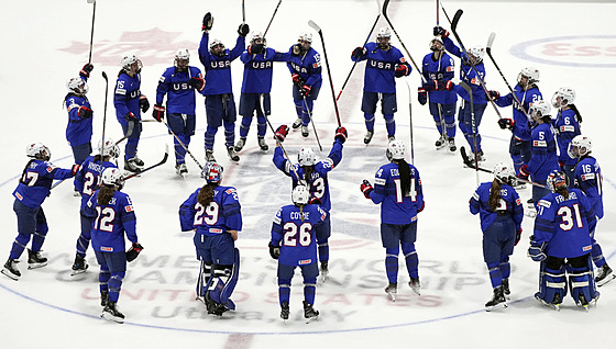 Americké hokejistky oslavují výhru nad Kanadou.
