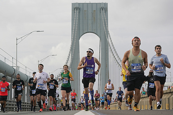 Verrazzano-Narrows Bridge neodmysliteln patí k trati Newyorského maratonu.