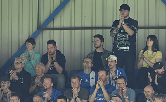 Ond�ej Kania (stojící v horní �ad�) pro�ívá zápas svého Slovanu Liberec.