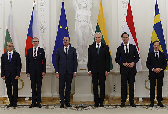 Zástupci zemí NATO ped spoleným jednáním ve Vilniusu (2. dubna 2024)