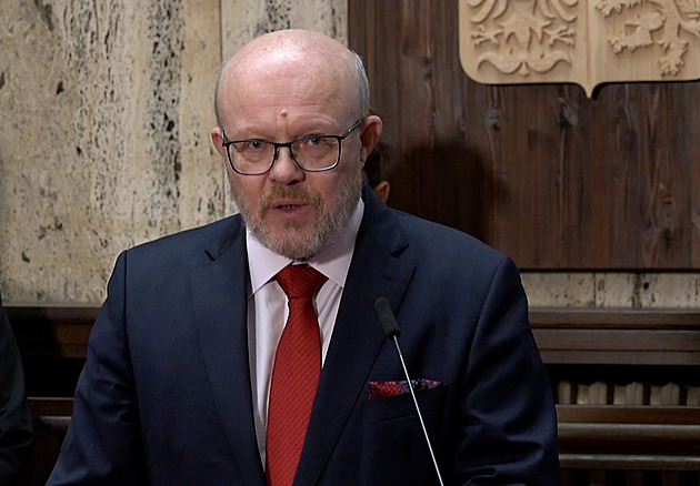 Slibuje, kudy chodí a pak couvá. Zařadí se mezi největší přešlapy ministra Válka i lékařské přesčasy?