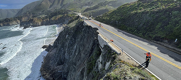 OBRAZEM: Kus kalifornské dálnice Highway 1 u Big Sur se zřítil do oceánu