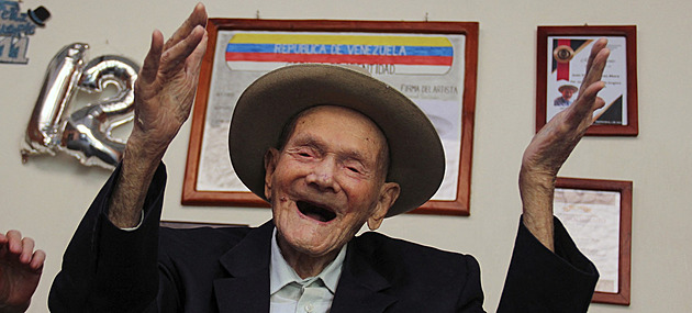 Každý den si dal skleničku. Zemřel nejstarší muž na světě