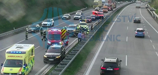 Policie hledá řidiče kamionu, zřejmě srazil na dálnici D1 u Mirošovic motorkáře