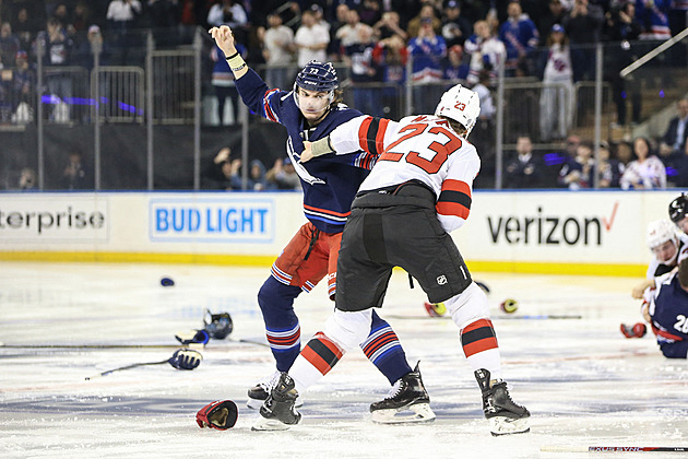 Po dvou sekundách všichni na trestnou. Hráči Rangers a Devils si vyřizovali účty