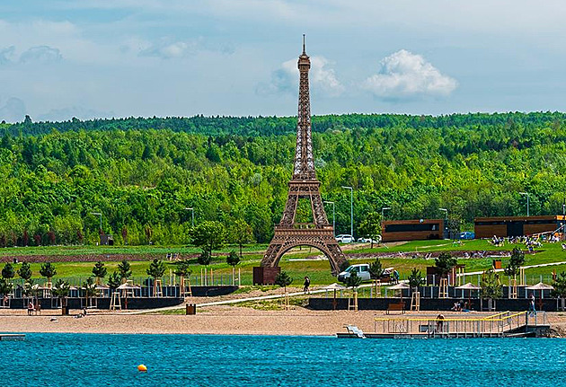 Replika Eiffelovy ve, která bude stát u jezera Most.