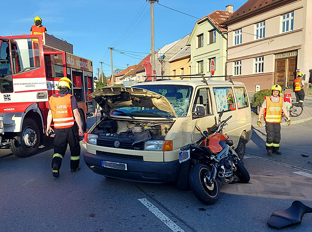 Dodávka vjela do cesty motorkáři, neměl šanci se vyhnout. Je těžce zraněný