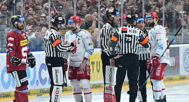 Voženílkův gól platit neměl, jindy sudí chybovali. Moták připomněl maturitu