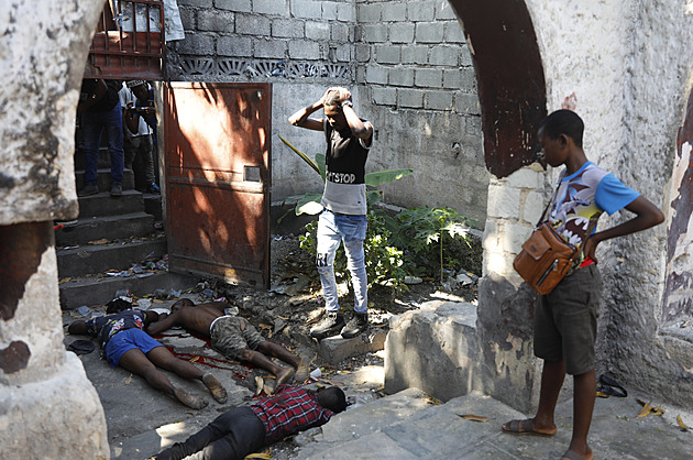OBRAZEM: Hrůzné snímky z Haiti. Mrtvoly leží všude, na ulicích je obcházejí