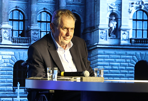 Tři dny z nemocnice a už na oslavě. Zeman se družil s Klausem i Babišem