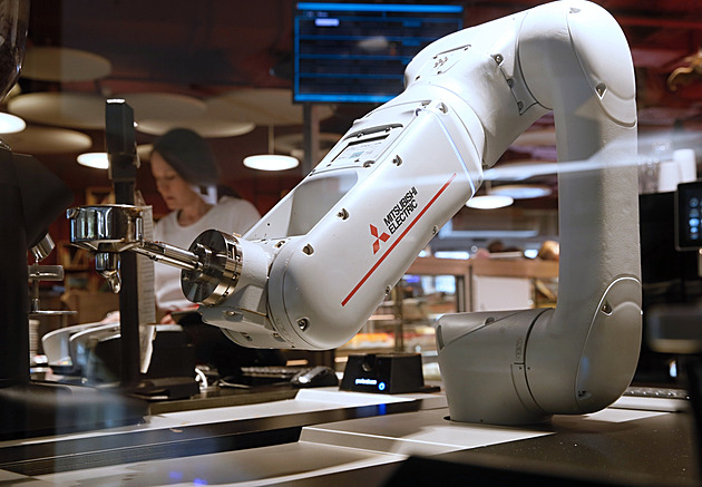 Kávu v libereckém pekařství připravuje robot, časem bude i malovat do pěny