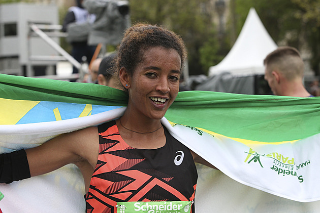 Etiopská nadvláda v Paříži. Maraton vyhráli Uma a debutantka Fikirová