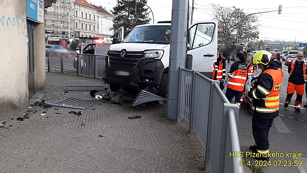 Dodávka narazila do zábradlí chodníku na Palackého námstí v Plzni.