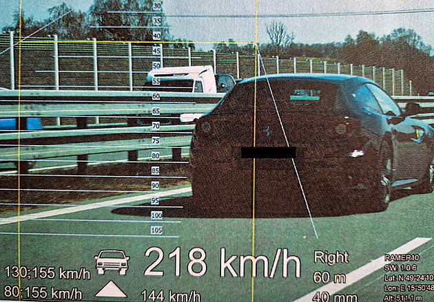 S ferrari se po D1 řítil 218 km/h, policisté cizinci na místě sebrali řidičák