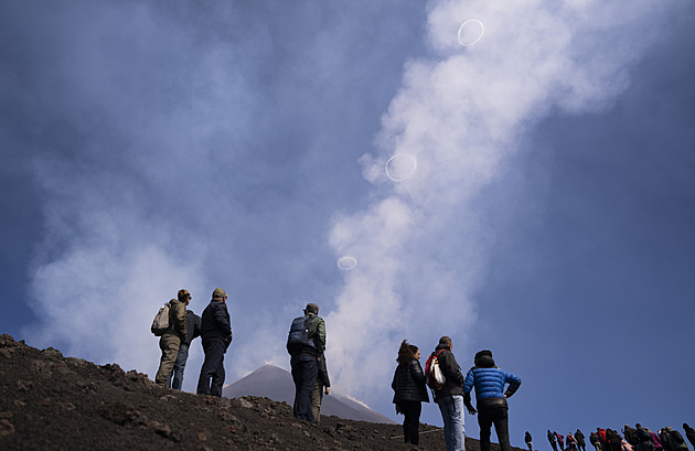 Jako když kouří doutník. Sopka Etna vypouštěla vzácné kouřové kroužky