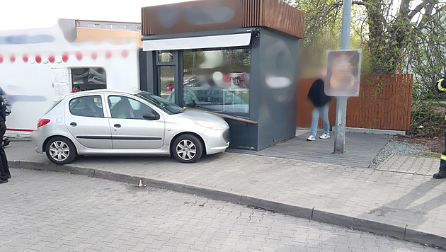 V Polici nad Metují auto u supermarketu vjelo do lidí, osm zraněných včetně dětí