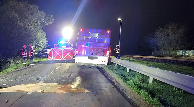 Při střetu dvou osobáků a autobusu zemřel mladý řidič, další čtyři lidé se zranili