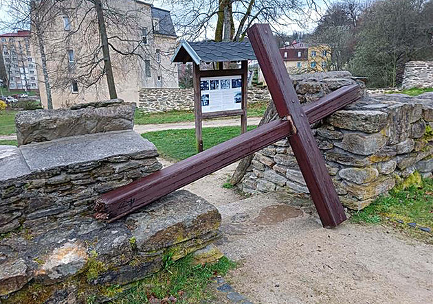 Dřevěný kříž na památníku v Aši se o Velikonocích zřítil. Uhnila mu spodní část