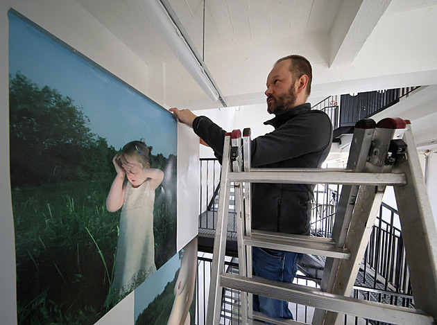 Instalace výstavy skupiny Paliatí s názvem Domovina, v muzeu a galerii TOSTA v...