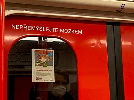 „Mazejte do práce,“ baví metro vtipnými nápisy. Vandalismus, reaguje dopravní podnik