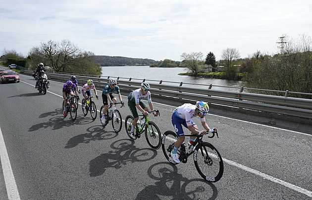 Těžký pád cyklistických hvězd zastavil čtvrtou etapu závodu Kolem Baskicka