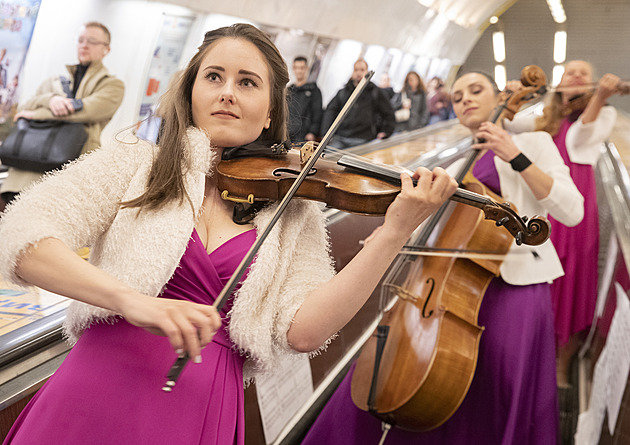 Opera, obrazy i tanec. Eskalátor kultury nabídl cestujícím 42 sekund umění