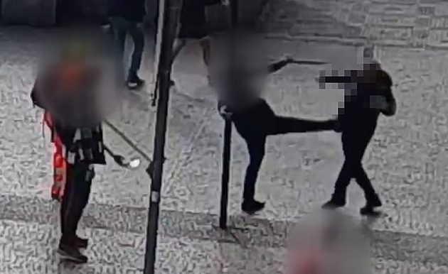 Opilý muž na Václavském náměstí napadal kolemjdoucí i rozbil výlohu