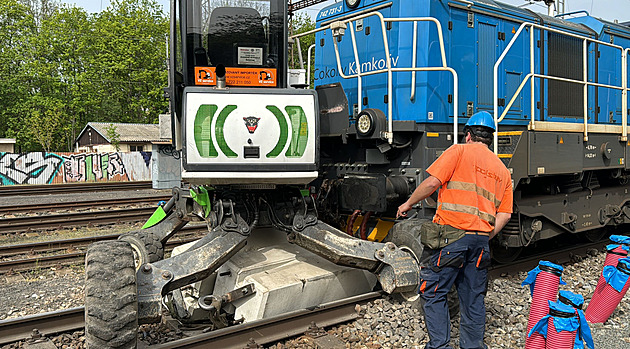 V Krči se srazila lokomotiva s bagrem, zraněného řidiče museli hasiči vyprostit