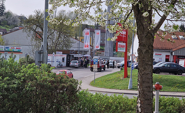 Dítě, které bylo mezi sraženými lidmi u supermarketu, je mimo ohrožení života