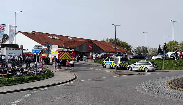 V Polici nad Metují auto u supermarketu vjelo do lidí, osm zraněných včetně dětí