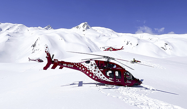 Ve Švýcarsku se zřítil vrtulník při heliskiingu, tři lidé zemřeli