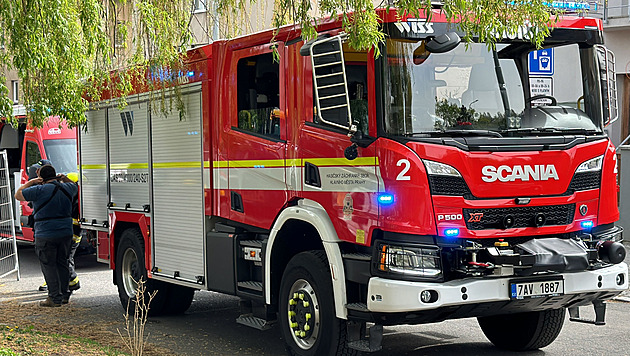 Ve Zdicích na Berounsku hořel rodinný dům, do nemocnice odvezli i jednoho hasiče