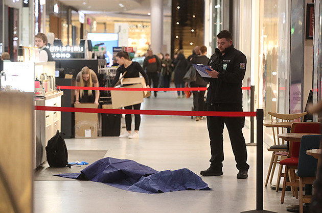 Mrtvý v nákupním centru na pražském Andělu. Náhlé úmrtí, uvedla policie