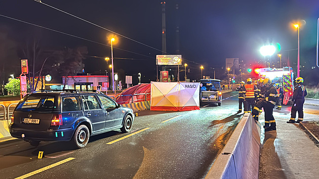 Auto srazilo v noci seniora mimo přechod pro chodce. Muž nepřežil