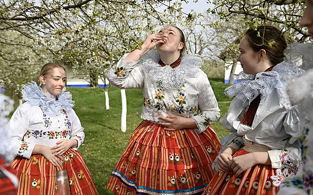 Takhle se slaví Velikonoce v Česku: pomlázka, tanec, kořalka i žehnání úrodě